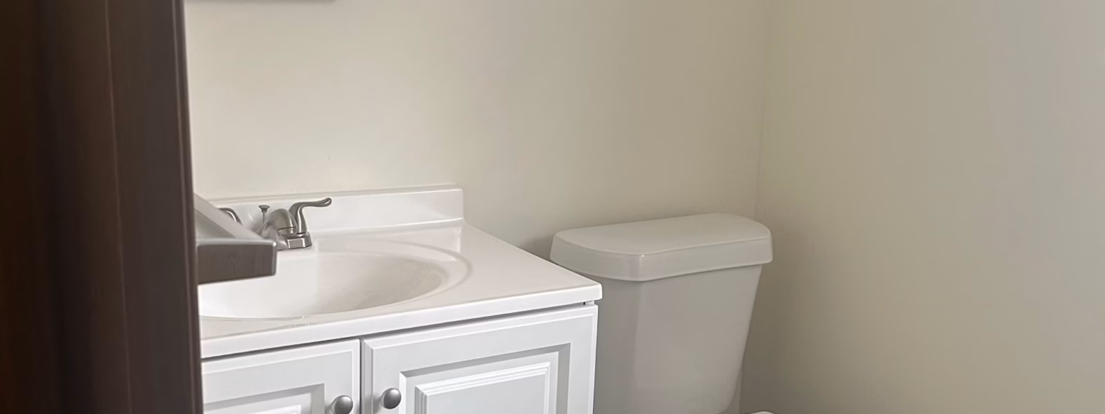 nottingham-court-bathroom-wood-look-flooring
