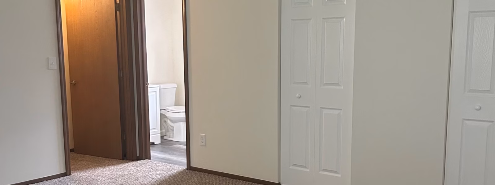 nottingham-court-townhome-carpeted-bedroom-3